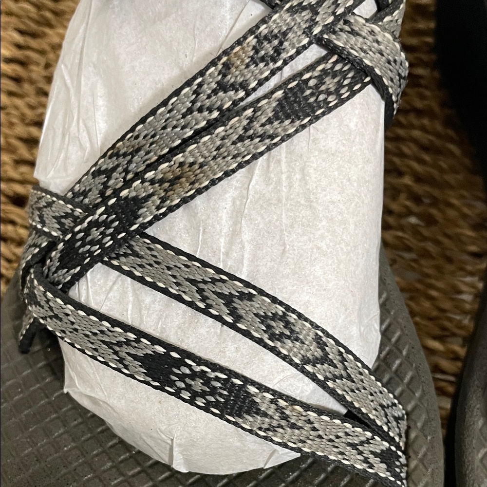 Chaco Black and Gray Strappy Adjustable Water Sz 6 Sandals - Picture 11 of 11